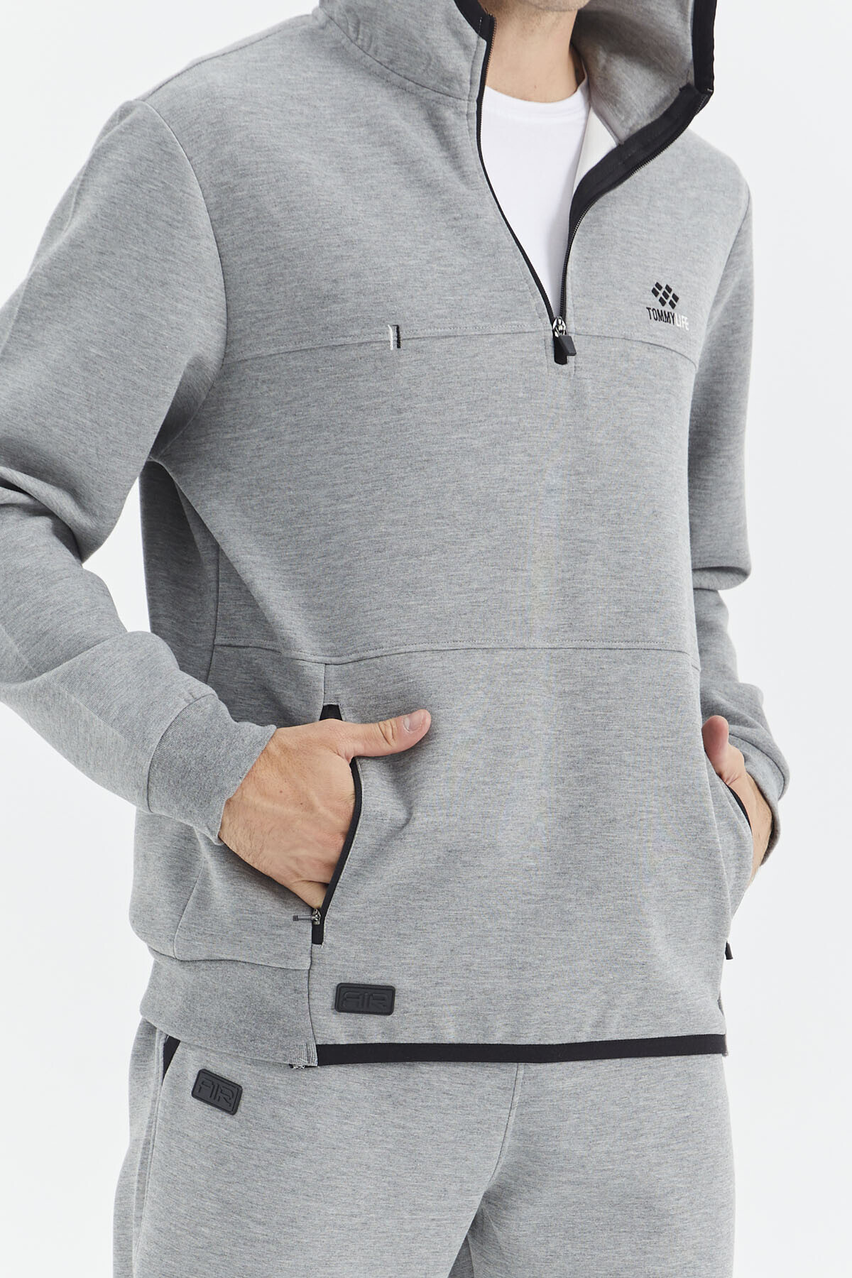 طقم رياضي رجالي بغطاء للرأس باللون الرمادي مع تفاصيل نصف سحاب وجيب - 85222