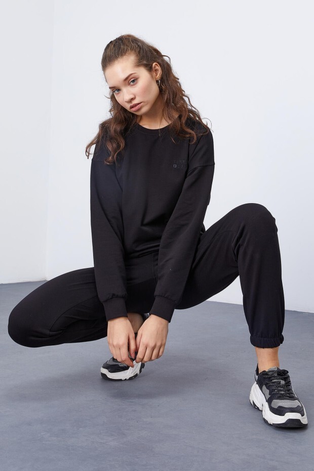 بدلة رياضية نسائية بأرجل مرنة كبيرة الحجم برقبة على شكل حرف O - 95287